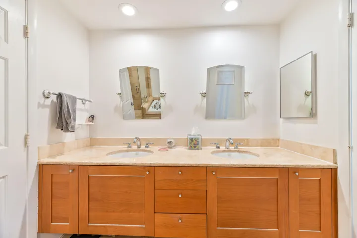 dual sinks in primary bath