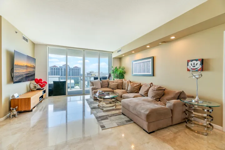 full livingroom with tv