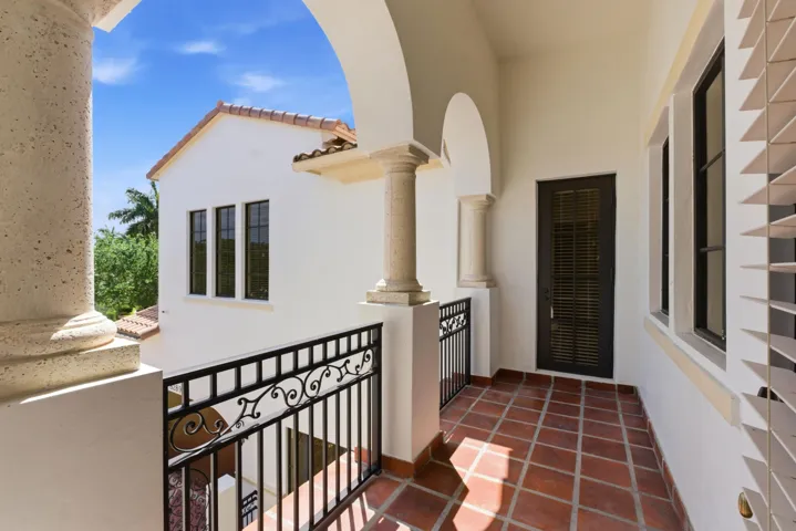 8289 Emerald Ave064