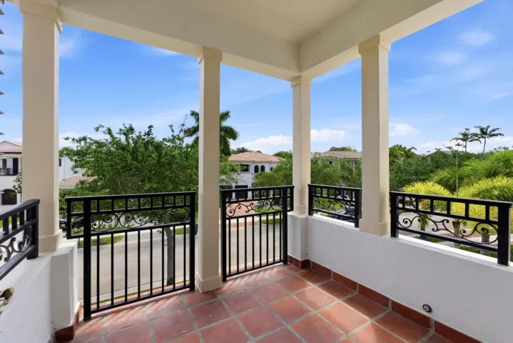 8289 Emerald Ave074