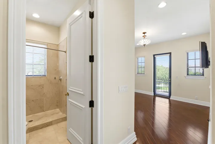 8289 Emerald Ave061