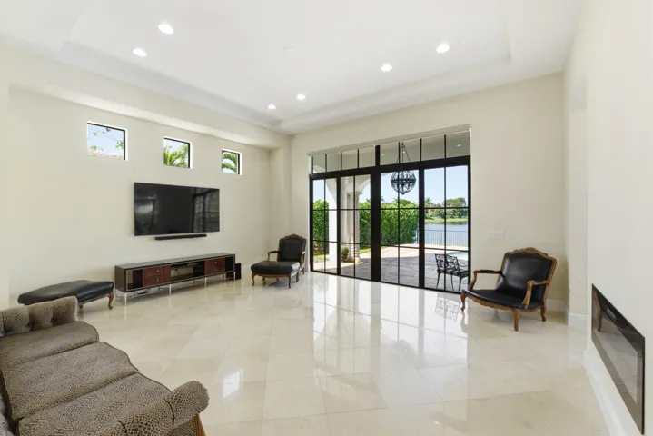 8289 Emerald Ave052