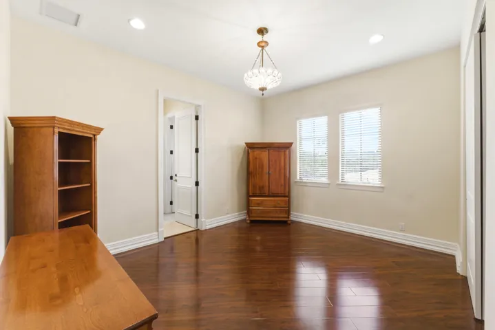 8289 Emerald Ave069