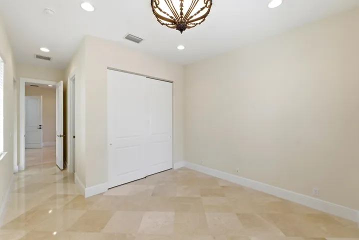 8289 Emerald Ave037
