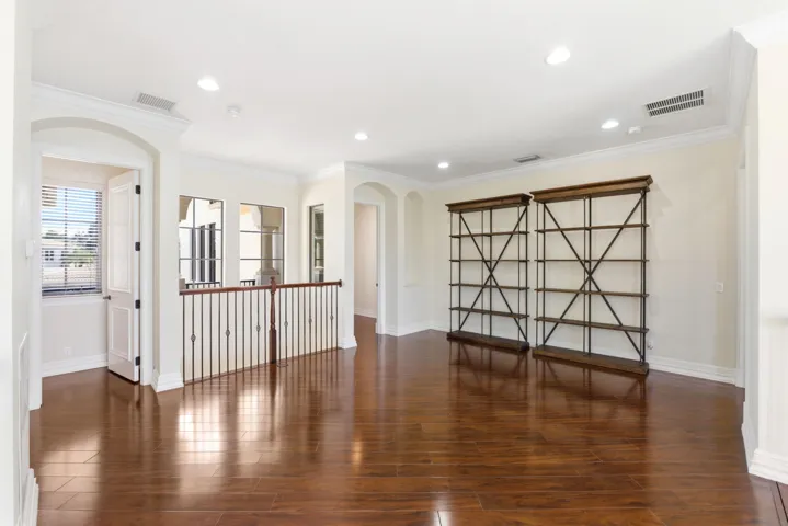 8289 Emerald Ave057