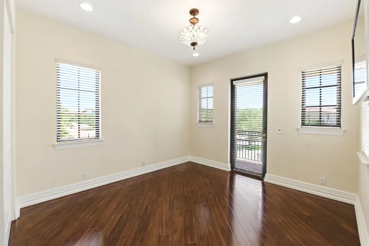 8289 Emerald Ave065