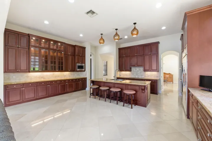 8289 Emerald Ave050