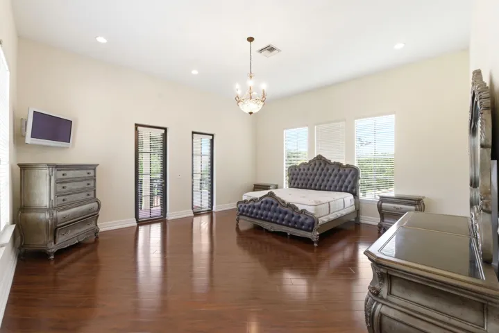 8289 Emerald Ave072