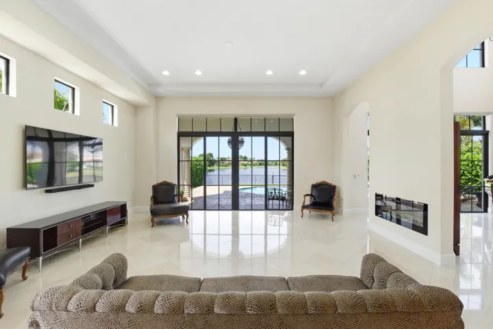 8289 Emerald Ave051