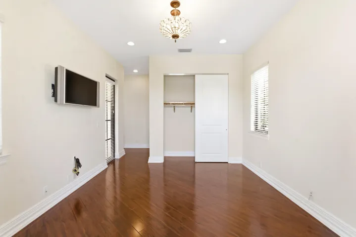 8289 Emerald Ave066