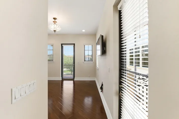 8289 Emerald Ave063