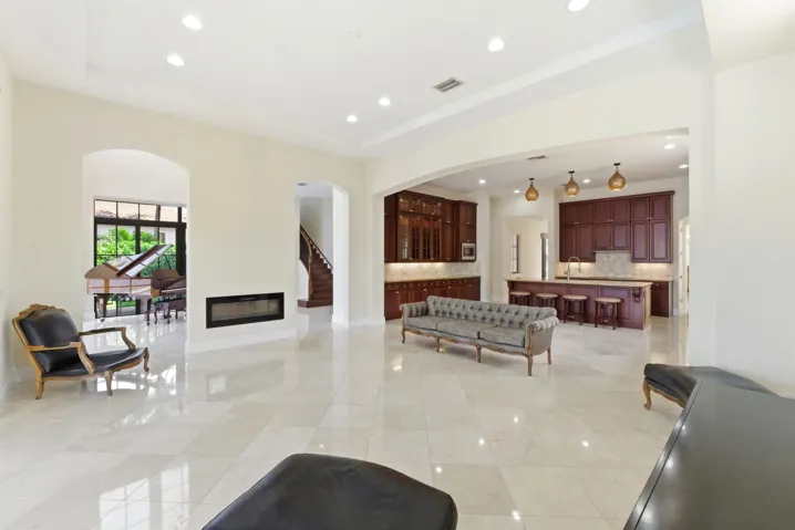 8289 Emerald Ave053