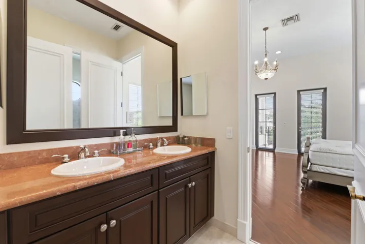 8289 Emerald Ave070