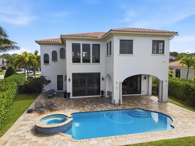 8289 Emerald Ave001