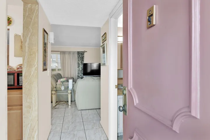 711 Lori Dr 204 entrance