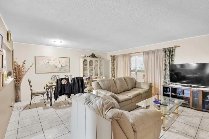 711 Lori Dr 204 Livingroom
