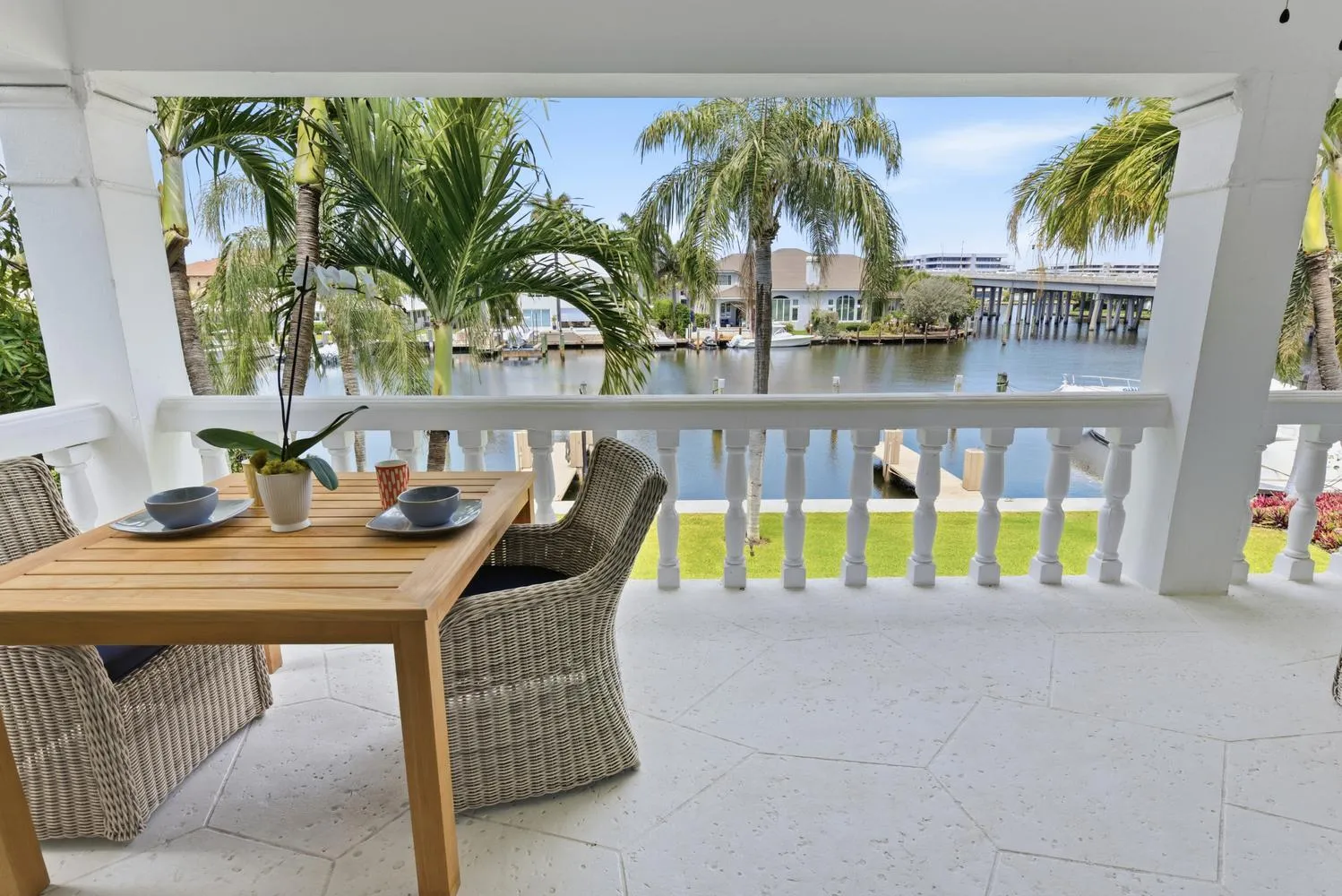 Balcony dining