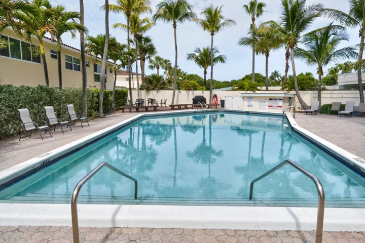 030-028-Community Pool-4000x2664