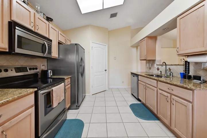14 Kitchen 01