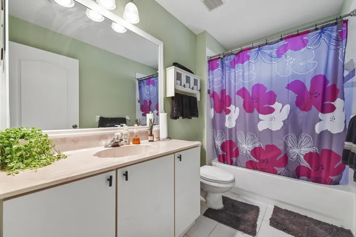 19 Bathroom 02