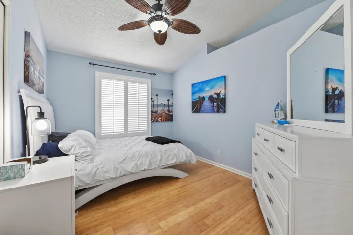 16 Bedroom 01