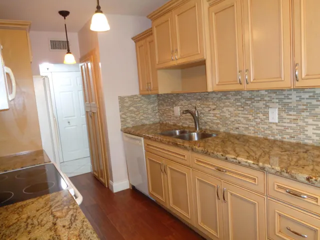 6328 Longboat Kitchen 1