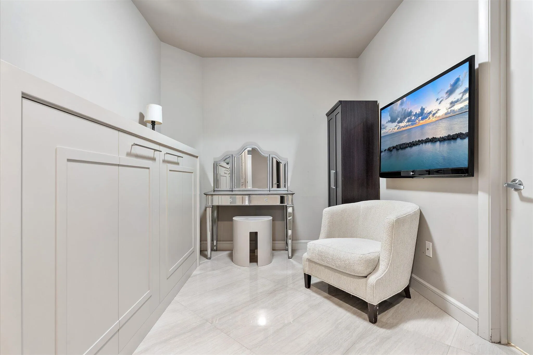 Staff separate area; has a fold-down Murphy bed, a closet, a full en suite bathroom, and is adjacent to the laundry room. This area has a separate entrance into the building hallway as well.