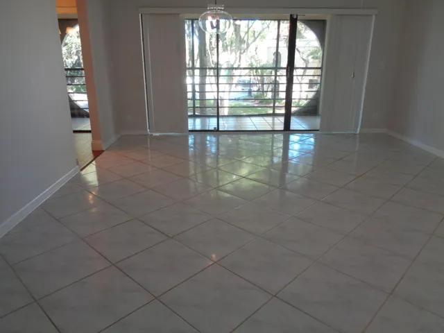 6328 Longboat Living