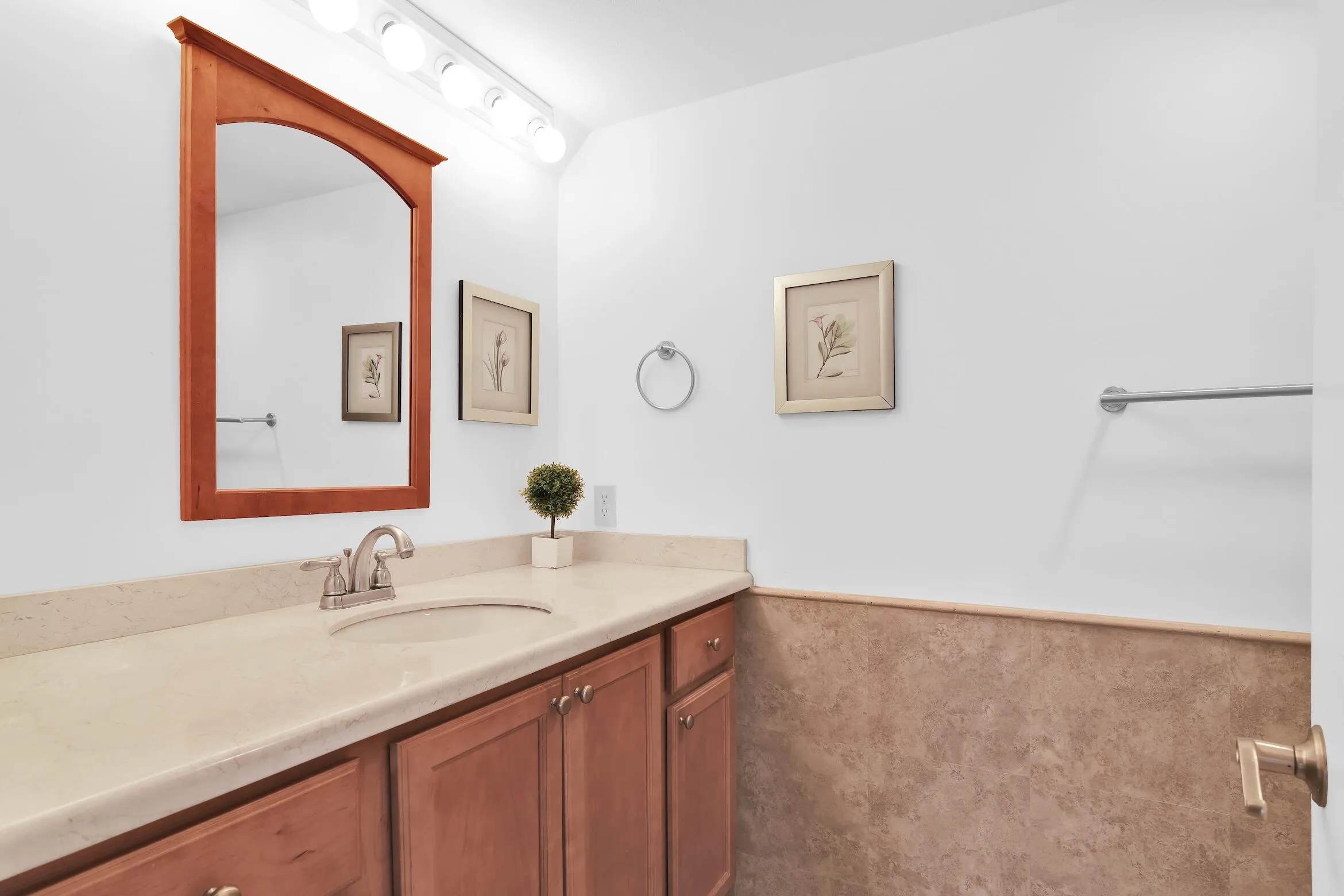 6760 Willow Wood Dr 2nd bathroom