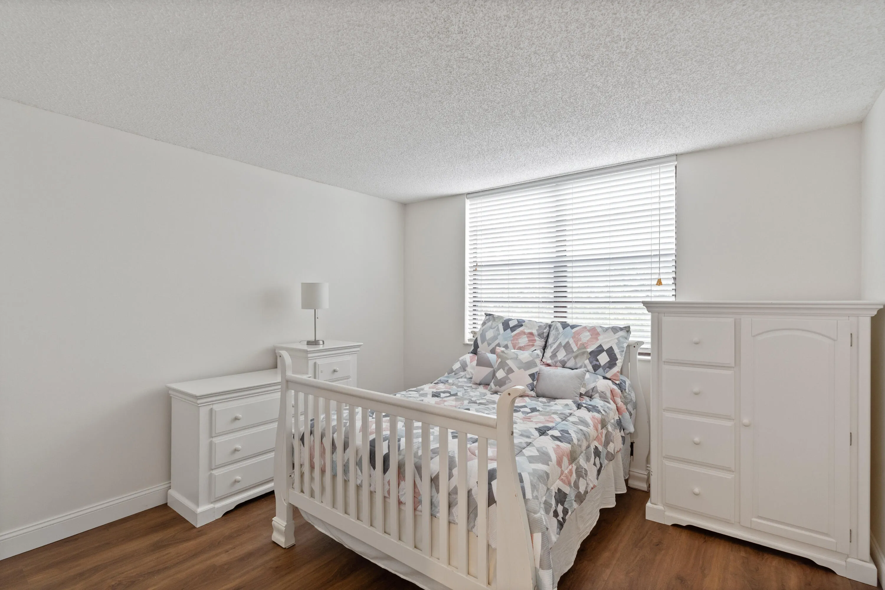 Guest bedroom/Children's bedroom.
