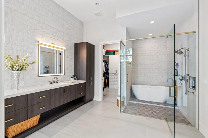 PRIMARY_BATHROOM_DT