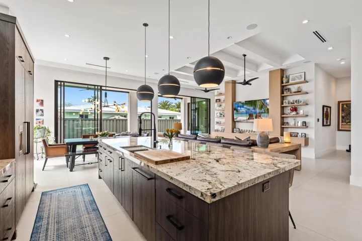 KITCHEN_TO_FAMILY_ROOM_DT_RT