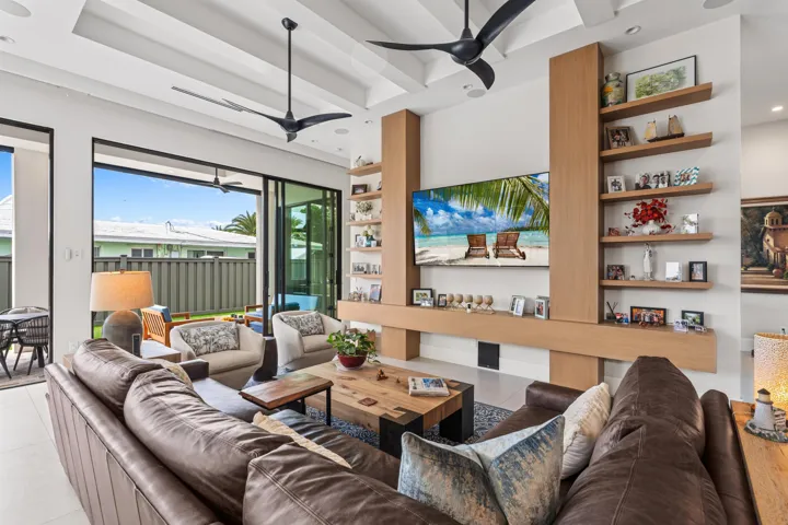 LIVING_ROOM_ANGLED_DT_RT