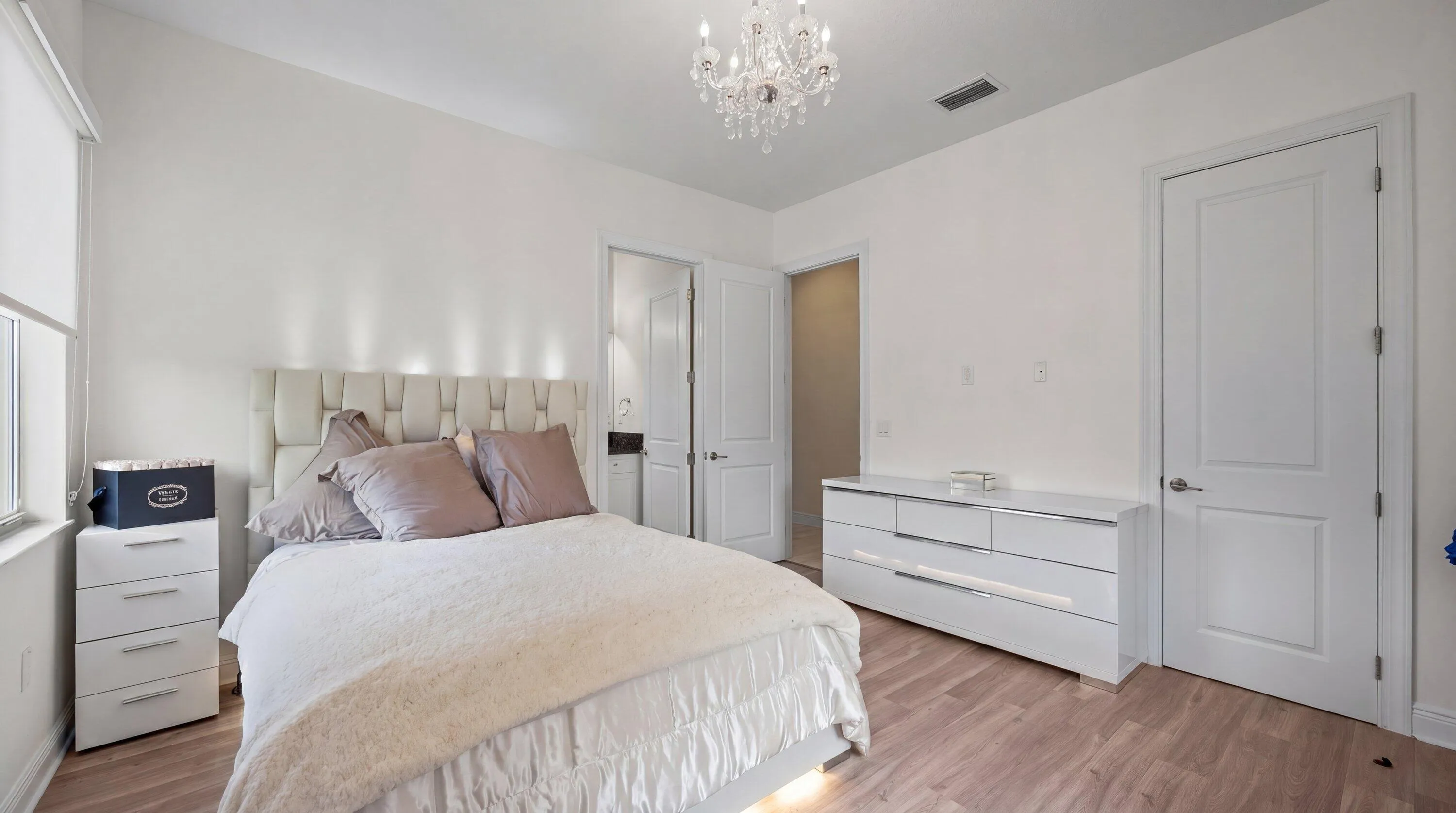 7336 Sisken Ter room bedroom lights t2