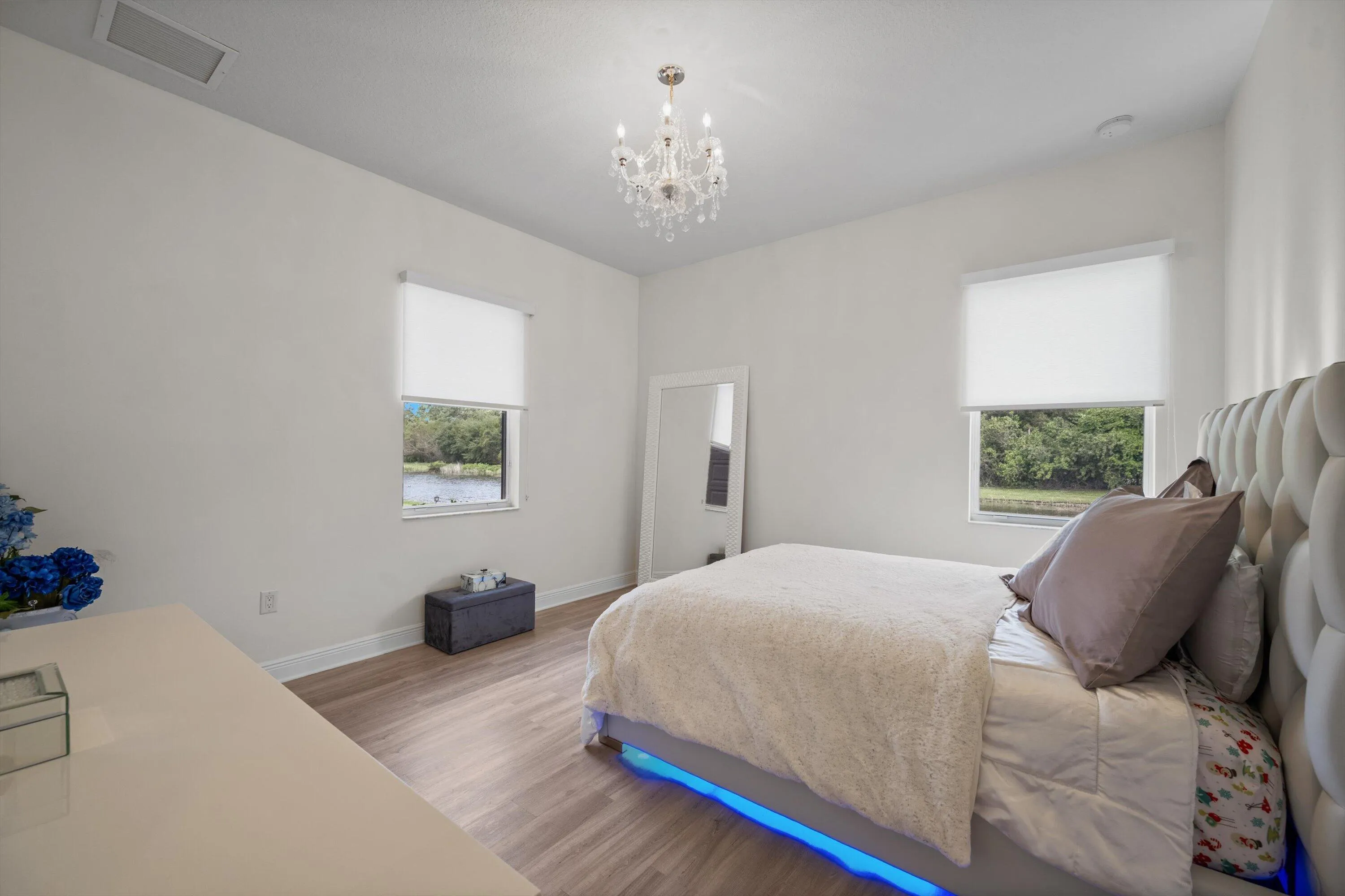 7336 Sisken Ter 2 room bed lights