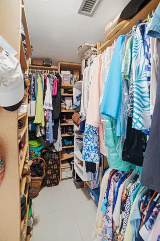 WALK-IN CLOSET