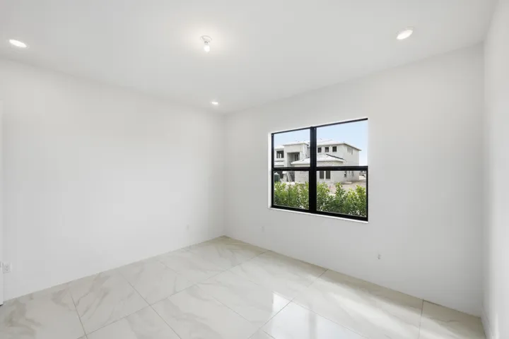 Prices, dimensions and features may vary and are subject to change. Photos are for illustrative purposes only.