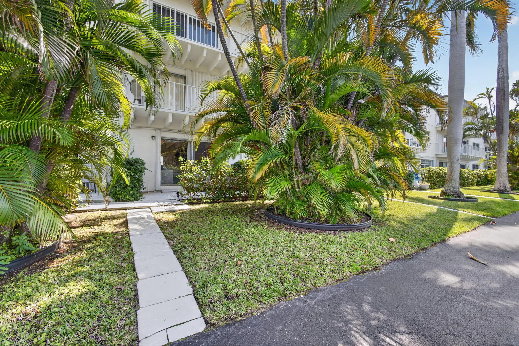 Private Walkway to the Patio
