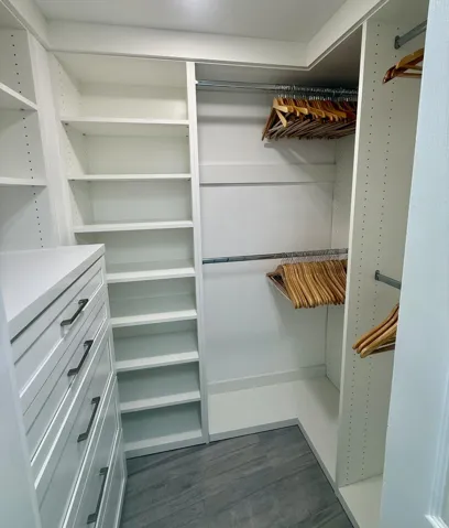 GUEST BEDROOM WALK IN WITH CUSTOM CLOSET SHELVING