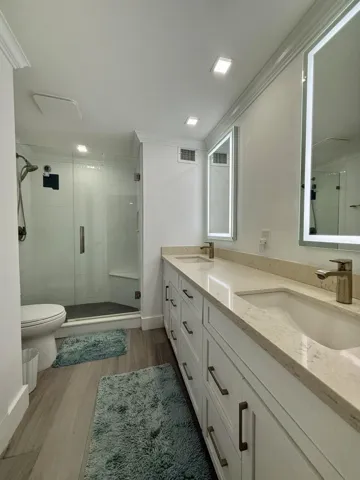 MASTER BATH WITH DUAL SINKS