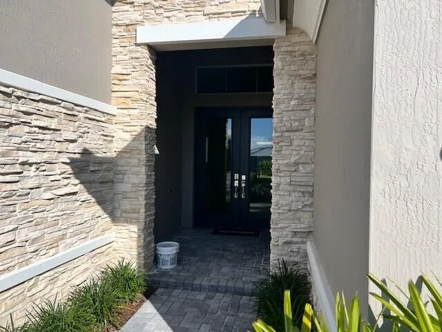EXPANSIVE FOYER