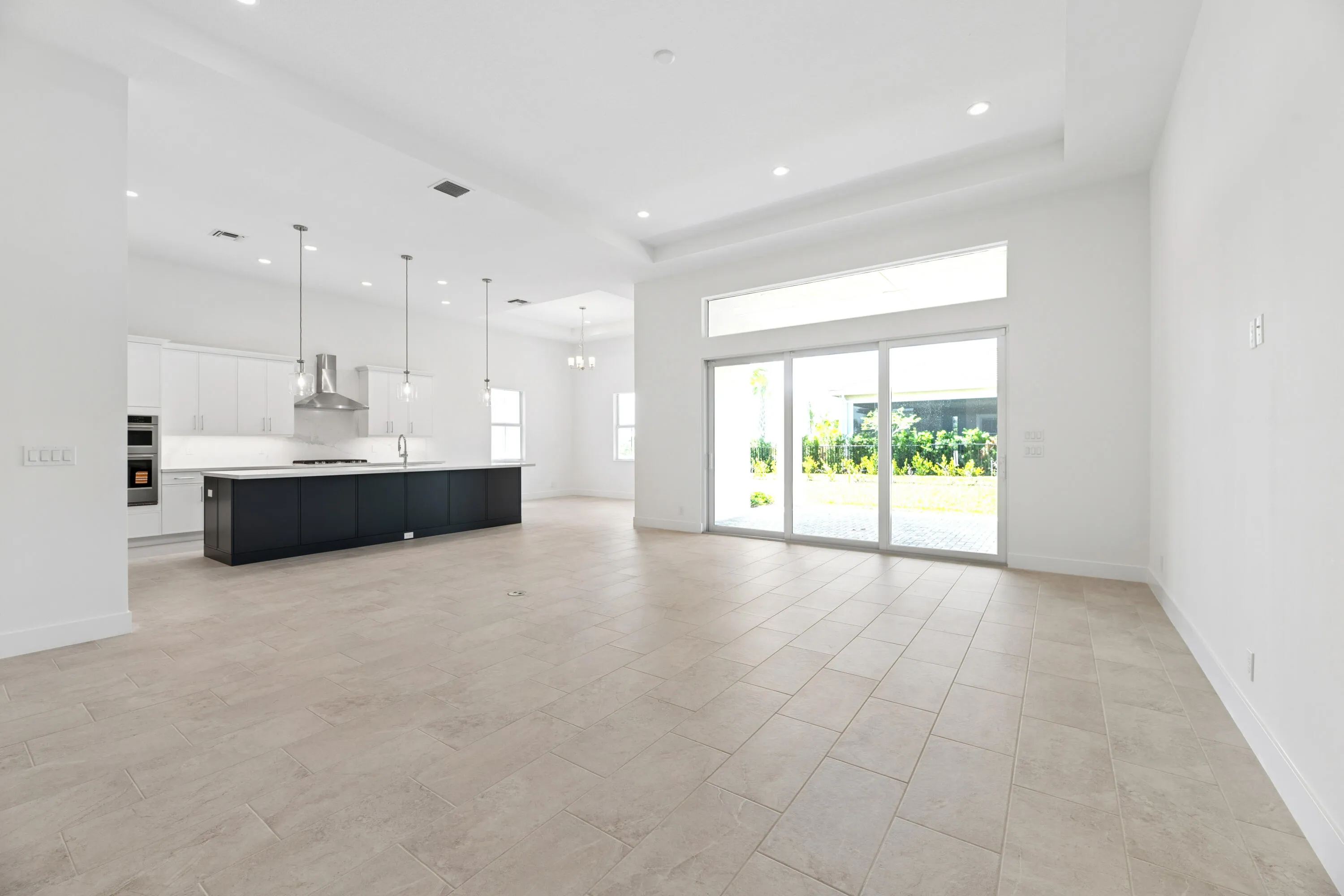 SPACIOUS GREAT ROOM - AMPLE ROOM FOR ENTERTAINING