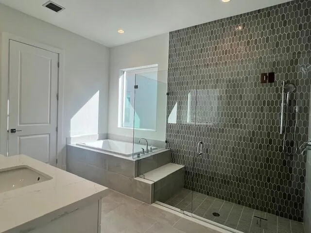 LARGE SHOWER WITH BENCH SEAT