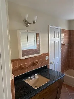 Jack - n - Jill guest bathroom