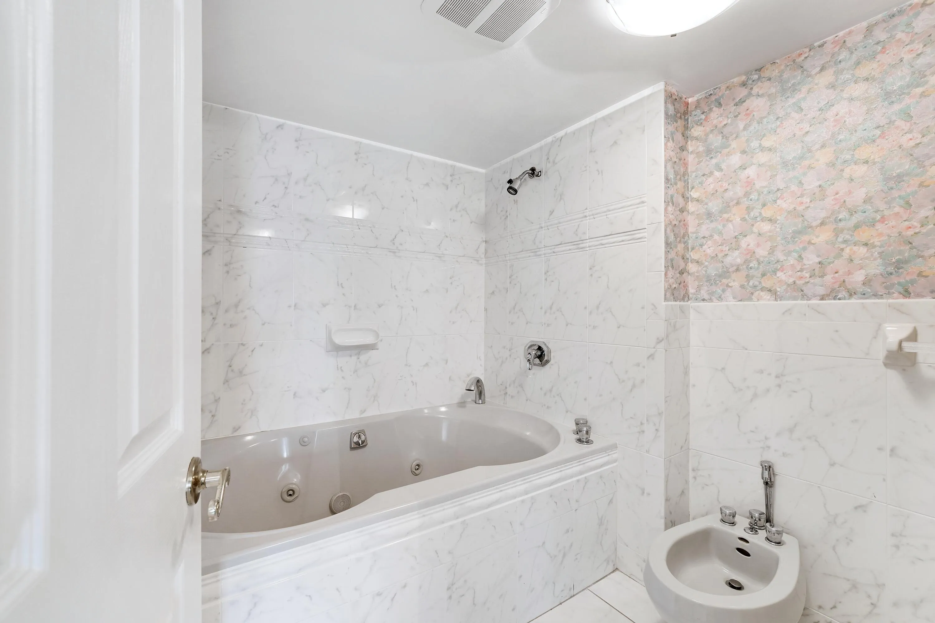 Jacuzzi Tub + Shower