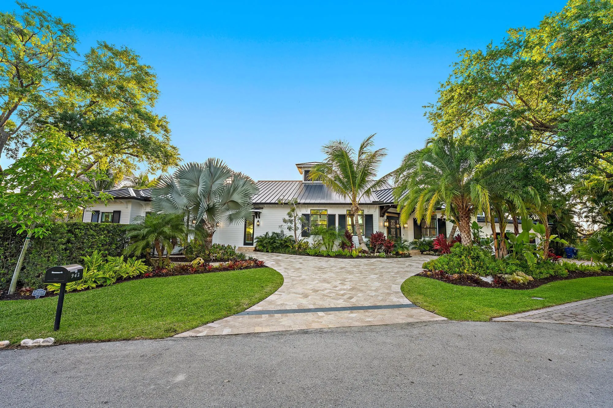 942 Pompano Dr-7
