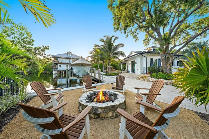 942 Pompano Dr-1