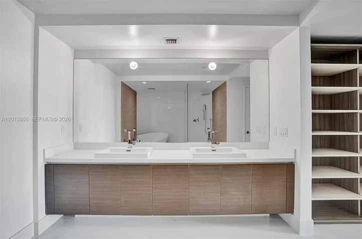 MASTERS BATHROOM