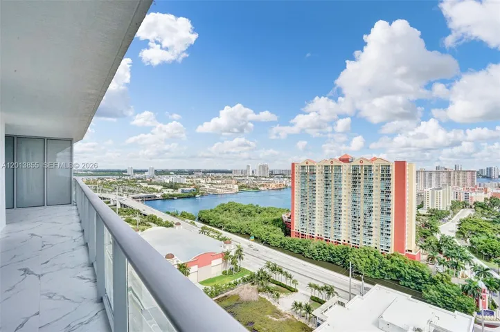 HUDE BALCONY CITY VIEW