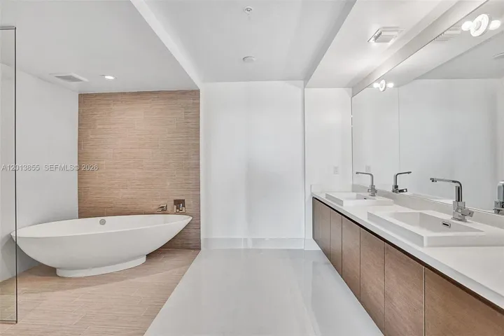 MASTERS BATHROOM